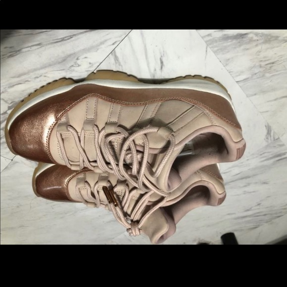 Sneakers - Picture 7 of 9